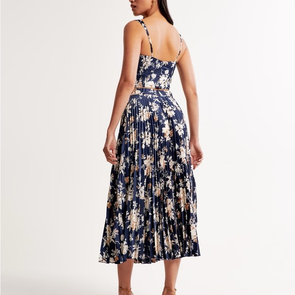 Abercrombie Plunge Ruched Set Top in Navy Floral - Picture 5 of 5